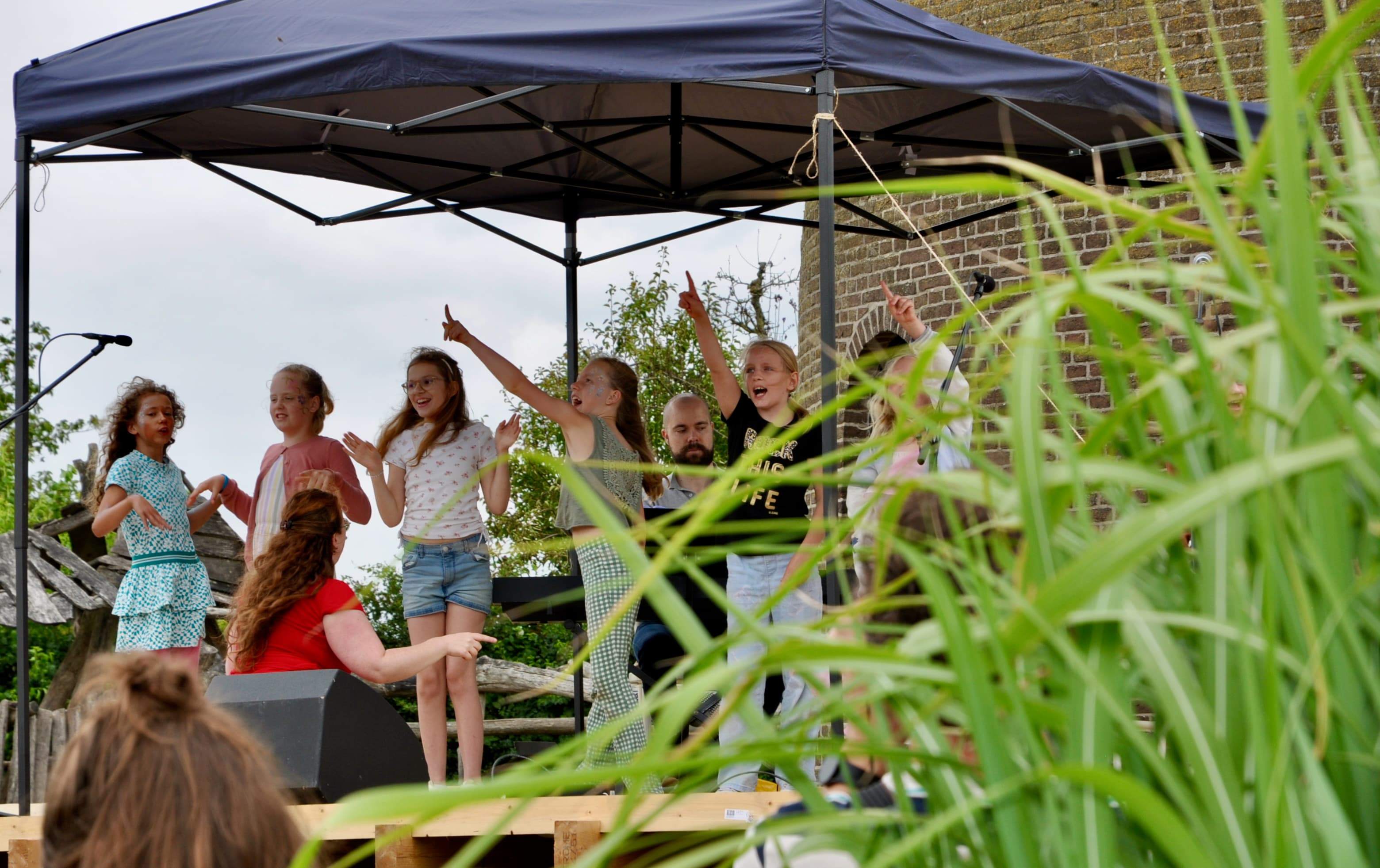 Tienerkoor zingt Het lied van Djamaloka bij de Bolderburen
